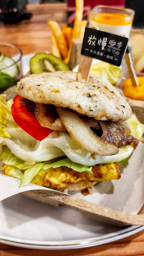 桃園同安街美食-放慢腳步-不能出外踏青的時候，就來這裡野餐吧!!餐點非常好吃呢~  (邀約) @民宿女王芽月-美食.旅遊.全台趴趴走