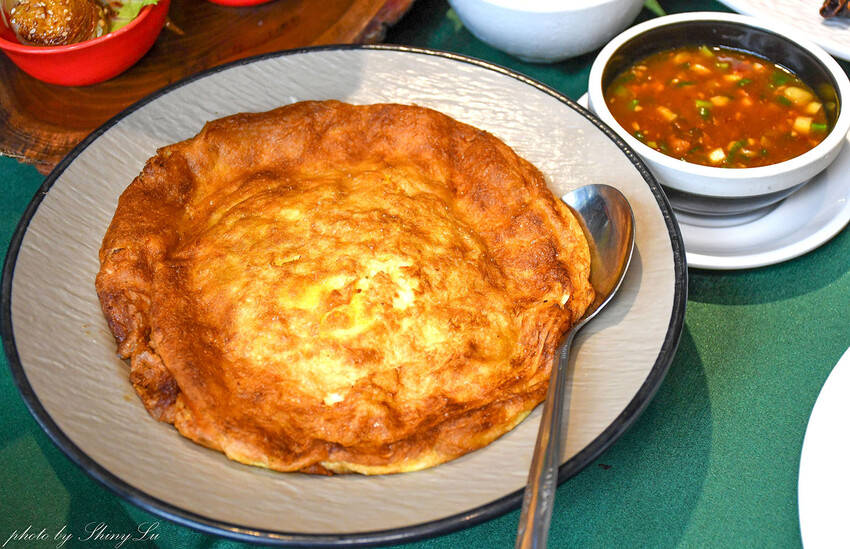在地經營超過十年的林口台菜餐廳，京醬肉絲夾燒餅、拔絲地瓜一定要點