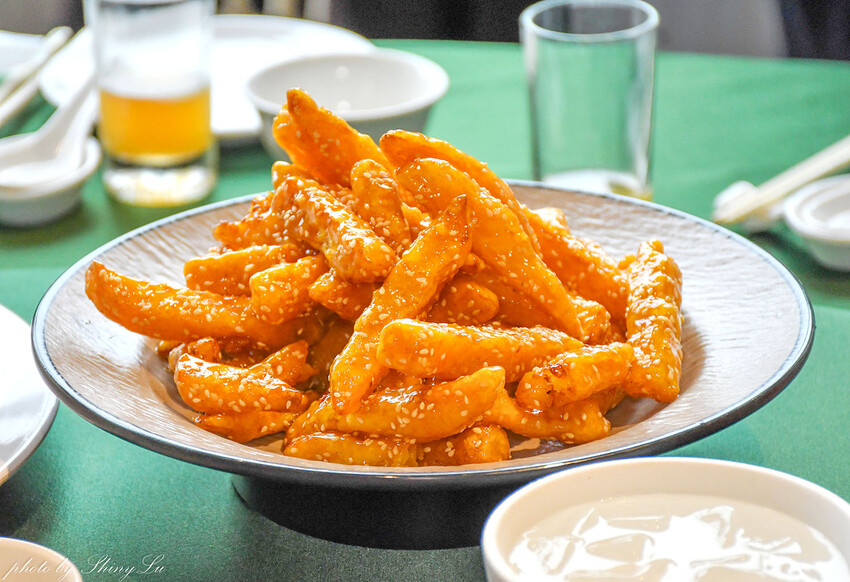 在地經營超過十年的林口台菜餐廳，京醬肉絲夾燒餅、拔絲地瓜一定要點