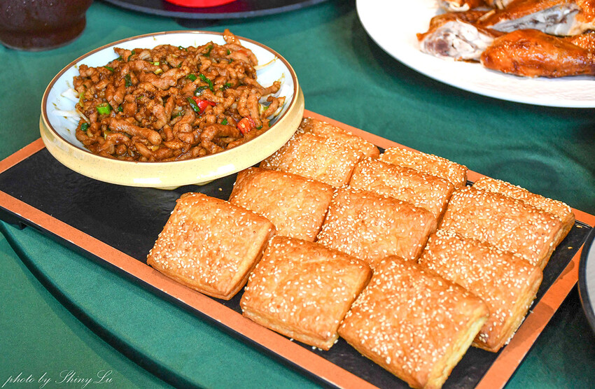 在地經營超過十年的林口台菜餐廳，京醬肉絲夾燒餅、拔絲地瓜一定要點