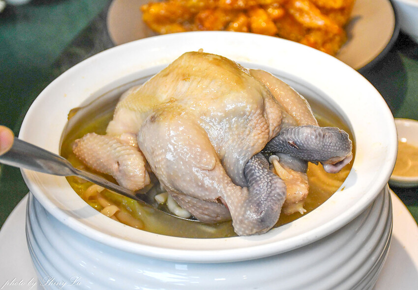 在地經營超過十年的林口台菜餐廳，京醬肉絲夾燒餅、拔絲地瓜一定要點