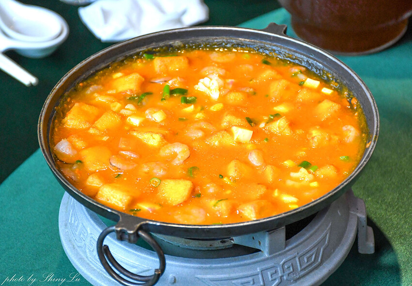 在地經營超過十年的林口台菜餐廳，京醬肉絲夾燒餅、拔絲地瓜一定要點