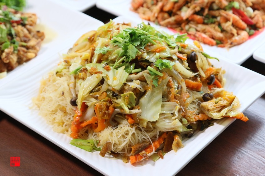 雲林古坑美食/情人橋、小天梯下的秘境餐廳!天秀山莊吃椒麻咖啡雞腿、鹽酥甘蔗蜂 - 跟著華少吃吃吃