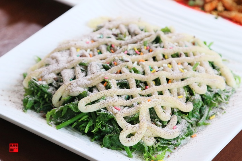 雲林古坑美食/情人橋、小天梯下的秘境餐廳!天秀山莊吃椒麻咖啡雞腿、鹽酥甘蔗蜂 - 跟著華少吃吃吃