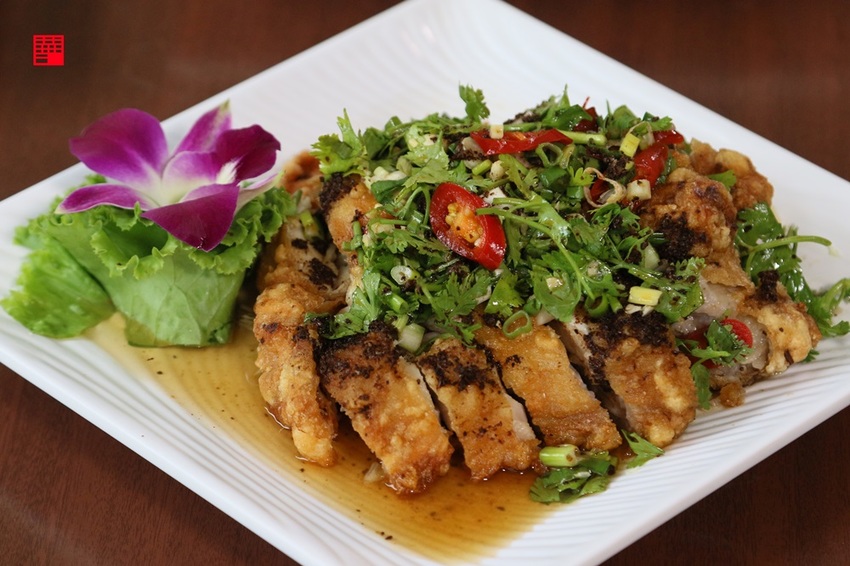 雲林古坑美食/情人橋、小天梯下的秘境餐廳!天秀山莊吃椒麻咖啡雞腿、鹽酥甘蔗蜂 - 跟著華少吃吃吃