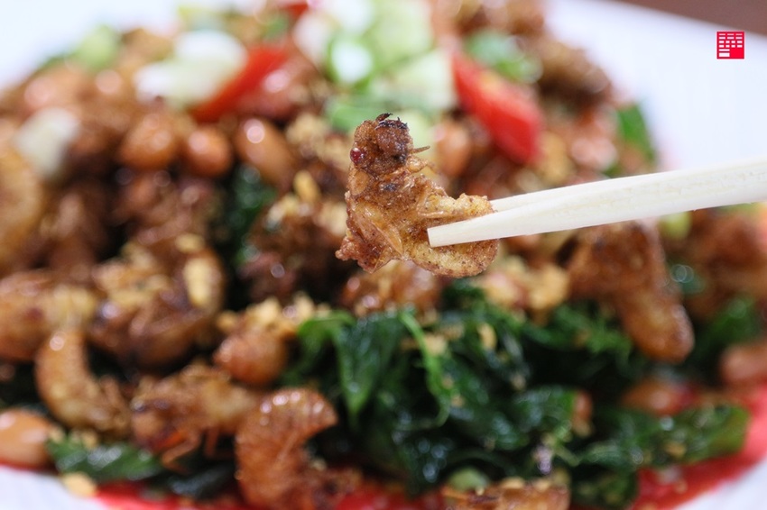 雲林古坑美食/情人橋、小天梯下的秘境餐廳!天秀山莊吃椒麻咖啡雞腿、鹽酥甘蔗蜂 - 跟著華少吃吃吃