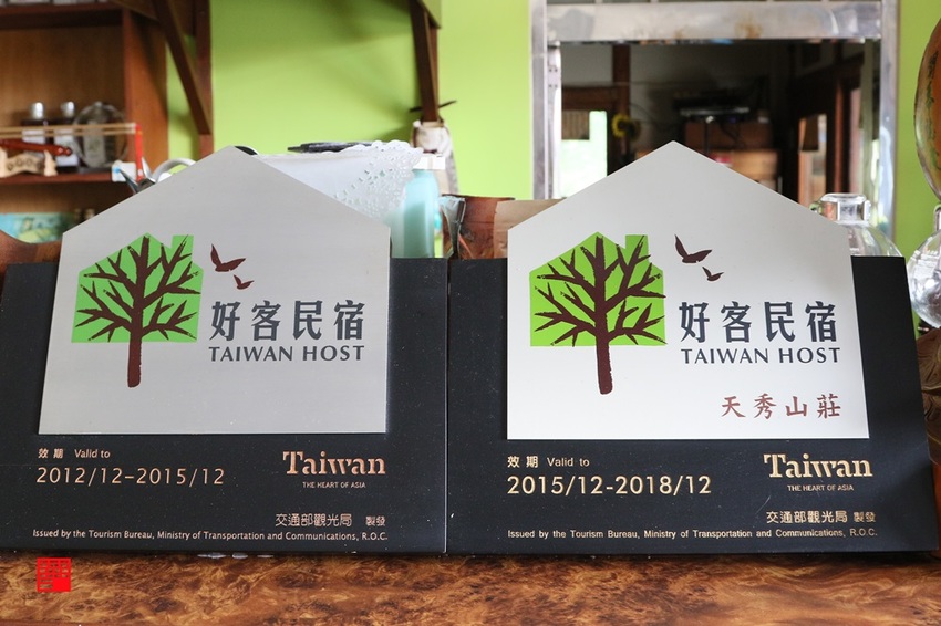 雲林古坑美食/情人橋、小天梯下的秘境餐廳!天秀山莊吃椒麻咖啡雞腿、鹽酥甘蔗蜂 - 跟著華少吃吃吃