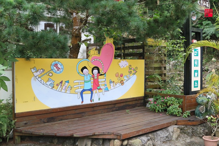 雲林古坑美食/情人橋、小天梯下的秘境餐廳!天秀山莊吃椒麻咖啡雞腿、鹽酥甘蔗蜂 - 跟著華少吃吃吃