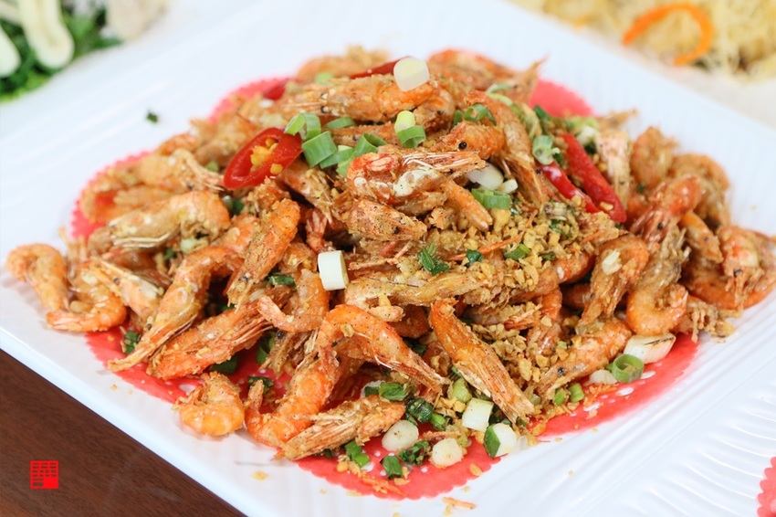 雲林古坑美食/情人橋、小天梯下的秘境餐廳!天秀山莊吃椒麻咖啡雞腿、鹽酥甘蔗蜂 - 跟著華少吃吃吃