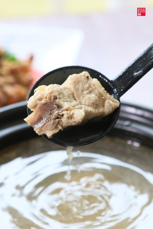 雲林古坑美食/情人橋、小天梯下的秘境餐廳!天秀山莊吃椒麻咖啡雞腿、鹽酥甘蔗蜂 - 跟著華少吃吃吃