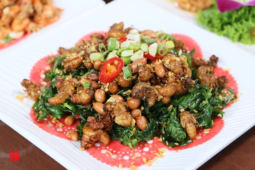 雲林古坑美食/情人橋、小天梯下的秘境餐廳!天秀山莊吃椒麻咖啡雞腿、鹽酥甘蔗蜂 - 跟著華少吃吃吃