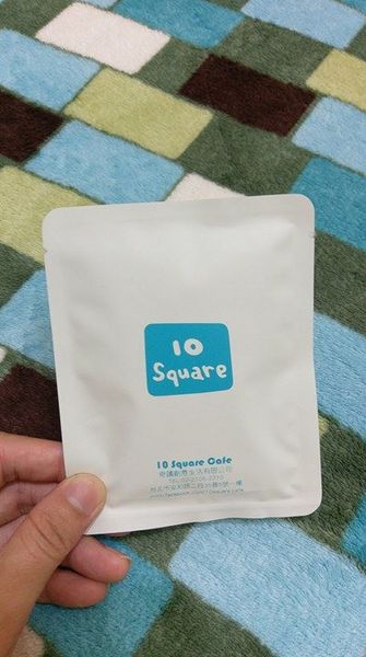 10 Square Cafe：10 Square Cafe-想來個悠閒下午茶或是品嘗手工甜點嗎？  現在也能藉由宅配蛋糕、常溫禮盒  輕鬆取得