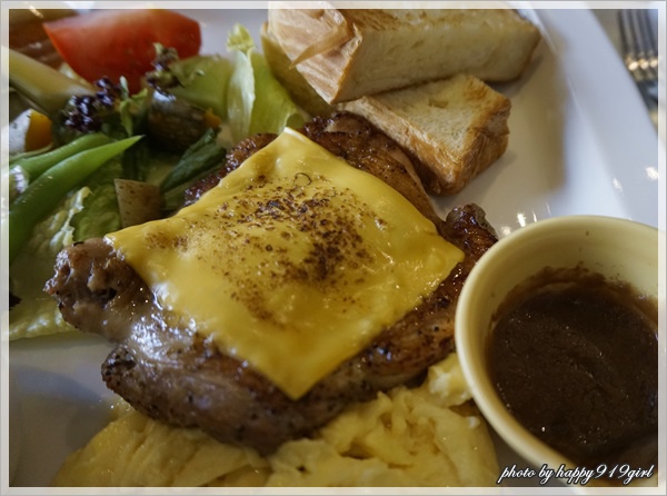 [高雄]復古工業風早午餐。裝潢氣氛比餐點更吸引我★卡菲．小食光