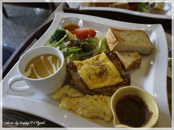 [高雄]復古工業風早午餐。裝潢氣氛比餐點更吸引我★卡菲．小食光