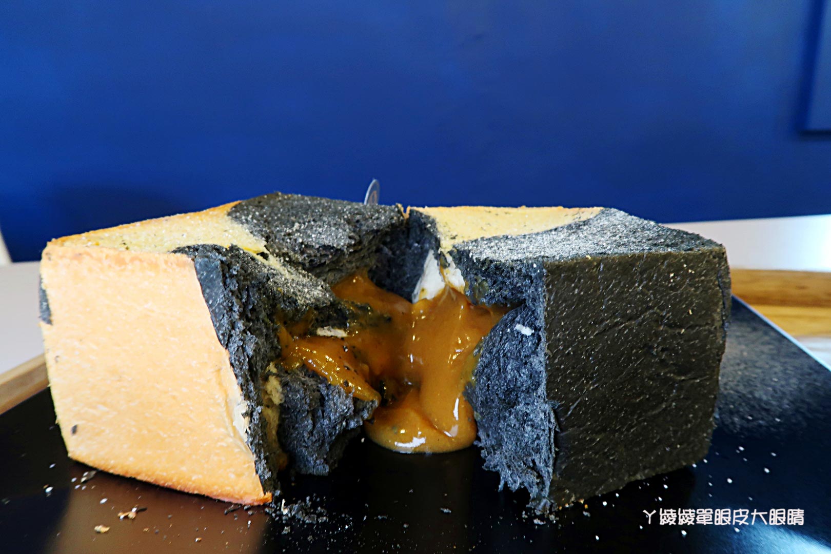 台南市中西區美食｜神農街冰品推薦！無聊郎Bored Wolf，非吃不可的超人氣雪貝冰跟會爆漿的流心吐司磚