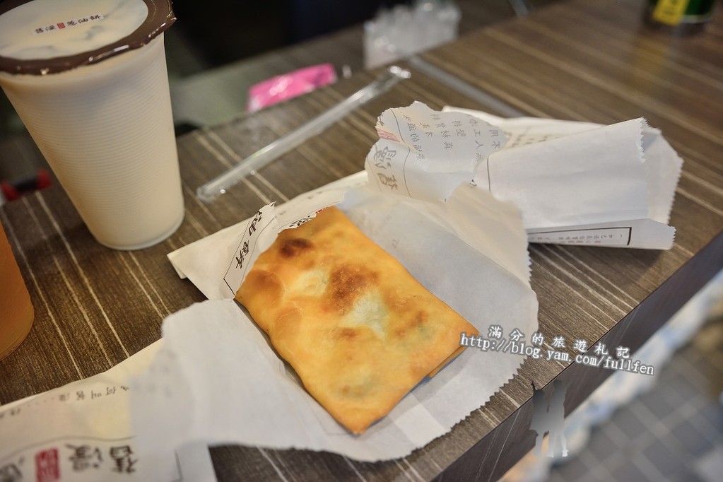 【台北食記】士林夜市美食。舊漫窯烤蔥油餅。蘿蔔絲餅。食尚玩家推薦