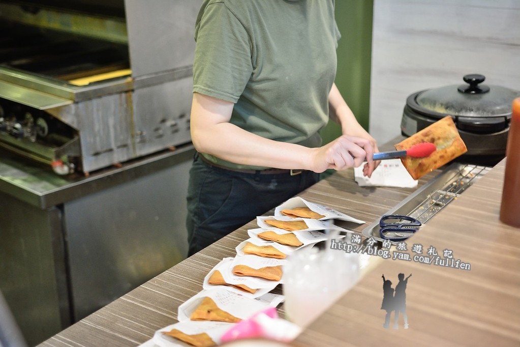 【台北食記】士林夜市美食。舊漫窯烤蔥油餅。蘿蔔絲餅。食尚玩家推薦