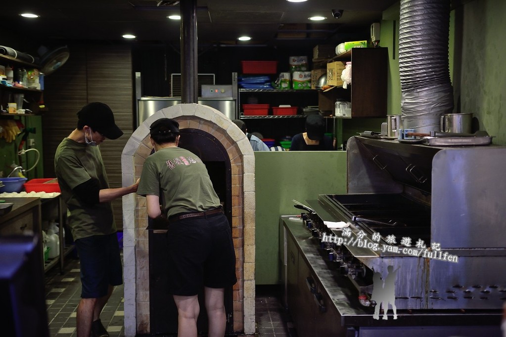 【台北食記】士林夜市美食。舊漫窯烤蔥油餅。蘿蔔絲餅。食尚玩家推薦
