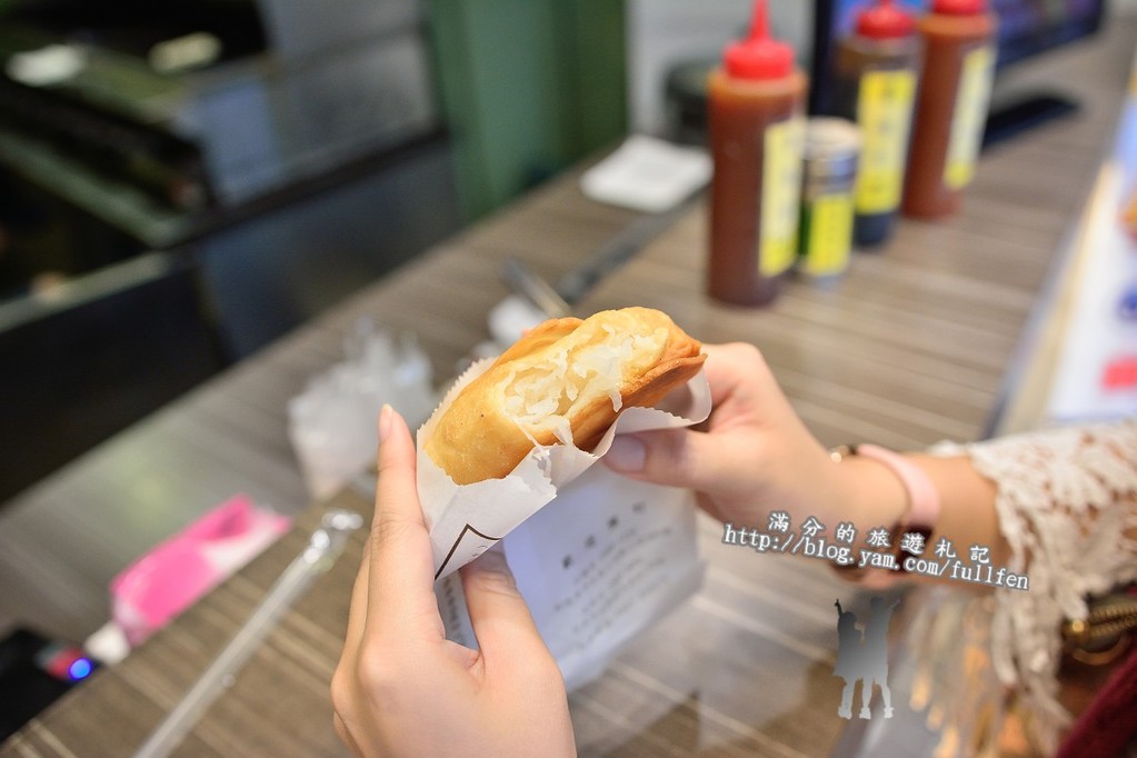 【台北食記】士林夜市美食。舊漫窯烤蔥油餅。蘿蔔絲餅。食尚玩家推薦