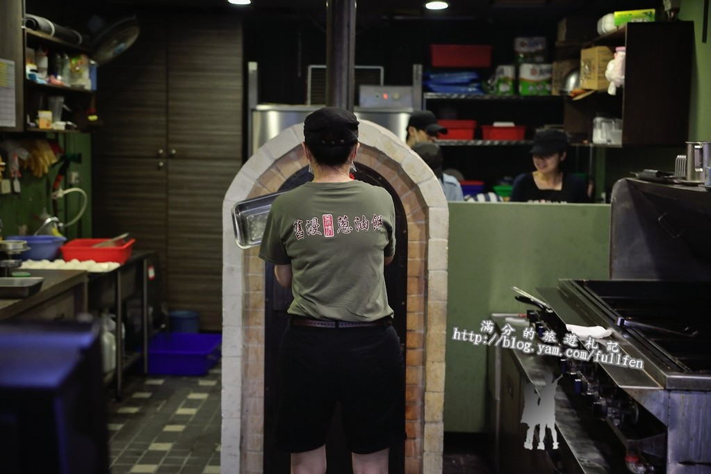 【台北食記】士林夜市美食。舊漫窯烤蔥油餅。蘿蔔絲餅。食尚玩家推薦