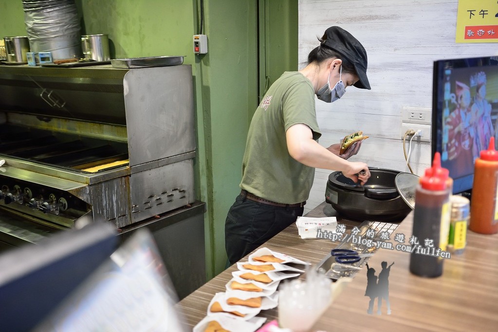 【台北食記】士林夜市美食。舊漫窯烤蔥油餅。蘿蔔絲餅。食尚玩家推薦