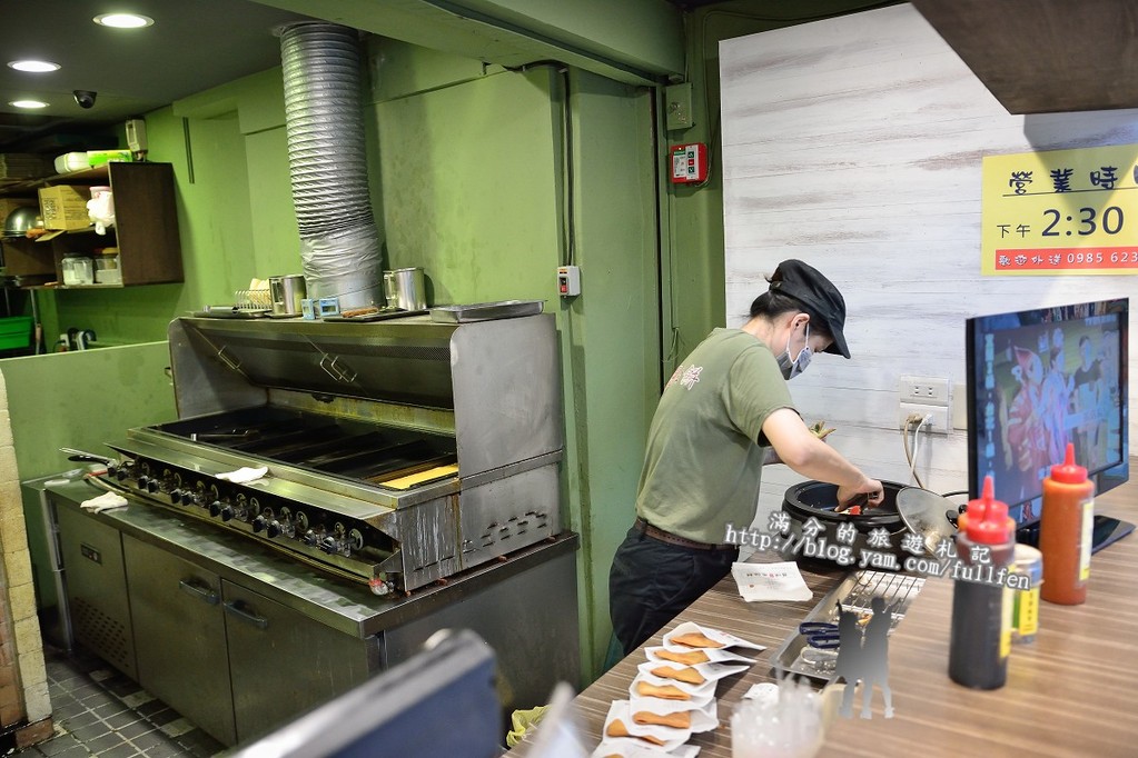 【台北食記】士林夜市美食。舊漫窯烤蔥油餅。蘿蔔絲餅。食尚玩家推薦