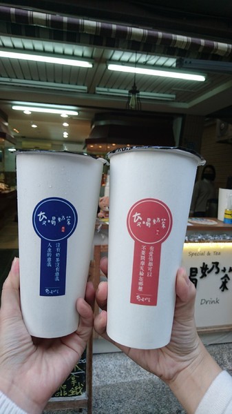雙妃奶茶：高雄鹽埕~雙妃奶茶 VS 偷喝奶茶~珍珠仙草免費加也太佛心了吧~高雄必喝~