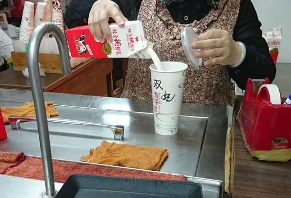 雙妃奶茶：高雄鹽埕~雙妃奶茶 VS 偷喝奶茶~珍珠仙草免費加也太佛心了吧~高雄必喝~