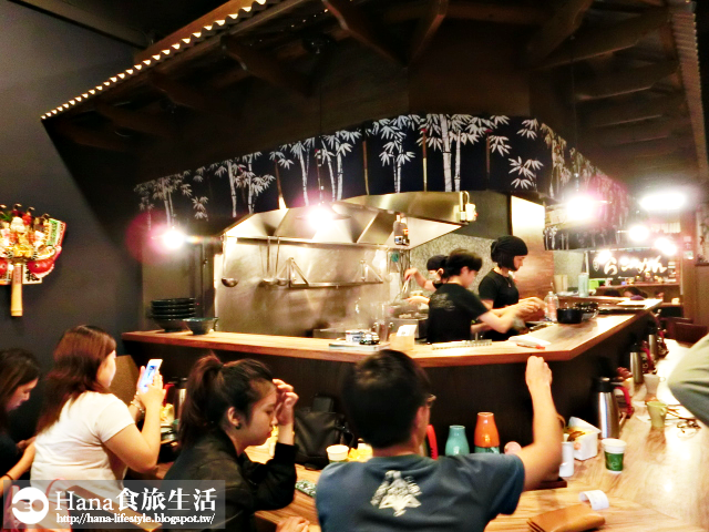 【高雄左營】麵處小林 高雄店 | 橫濱家系拉麵 販賣食券的機器令人想到一蘭 認真料理 真誠待人 大雨午後令人安心的小店