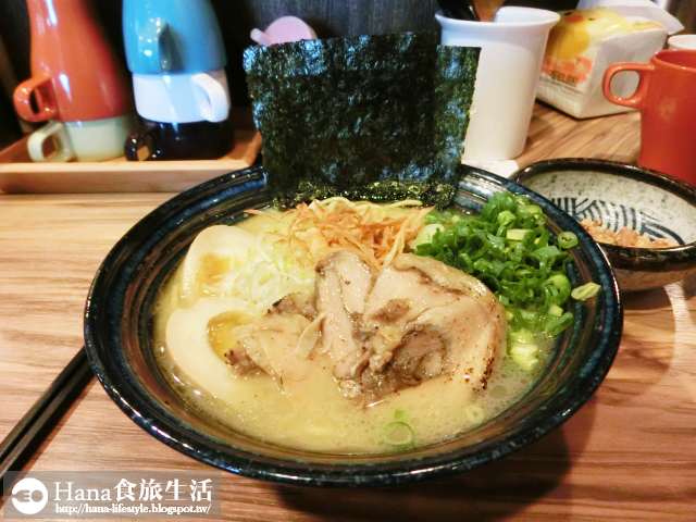 【高雄左營】麵處小林 高雄店 | 橫濱家系拉麵 販賣食券的機器令人想到一蘭 認真料理 真誠待人 大雨午後令人安心的小店