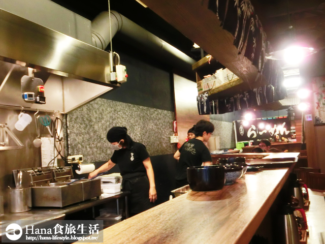 【高雄左營】麵處小林 高雄店 | 橫濱家系拉麵 販賣食券的機器令人想到一蘭 認真料理 真誠待人 大雨午後令人安心的小店