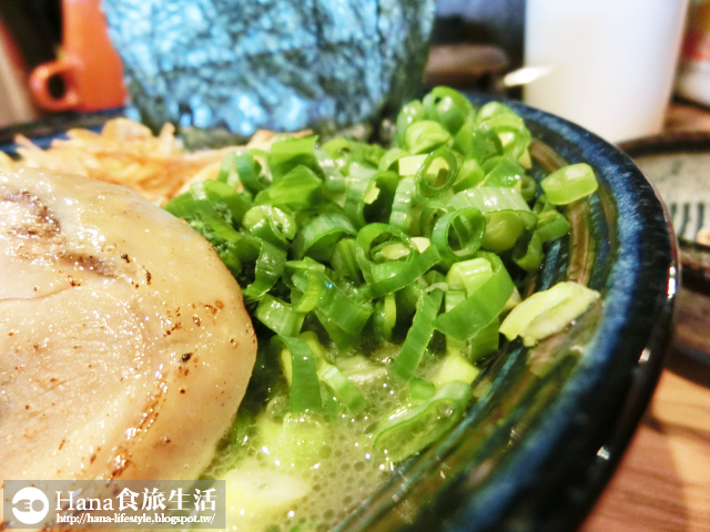 【高雄左營】麵處小林 高雄店 | 橫濱家系拉麵 販賣食券的機器令人想到一蘭 認真料理 真誠待人 大雨午後令人安心的小店