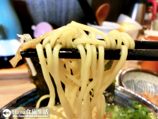 【高雄左營】麵處小林 高雄店 | 橫濱家系拉麵 販賣食券的機器令人想到一蘭 認真料理 真誠待人 大雨午後令人安心的小店