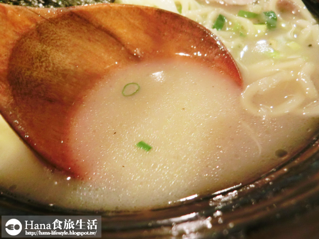 【高雄左營】麵處小林 高雄店 | 橫濱家系拉麵 販賣食券的機器令人想到一蘭 認真料理 真誠待人 大雨午後令人安心的小店