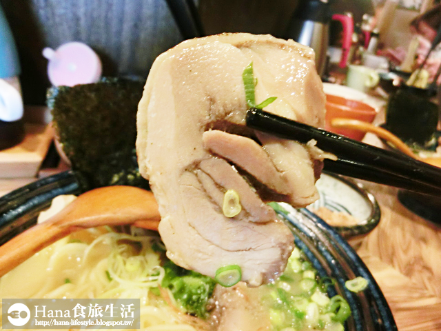 【高雄左營】麵處小林 高雄店 | 橫濱家系拉麵 販賣食券的機器令人想到一蘭 認真料理 真誠待人 大雨午後令人安心的小店