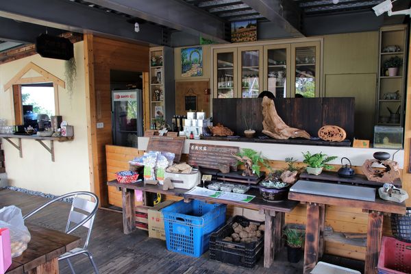 29號花園:【南投市景點】29號花園咖啡~八卦山139線道景觀餐廳/牧草餵馬/假日限定/澳洲茶樹迷宮/多肉植物