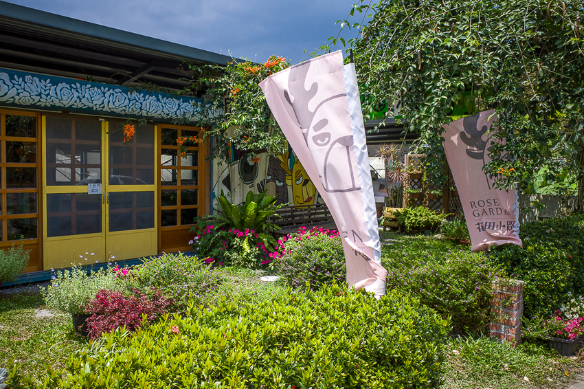 《花田小路》玫瑰田邊的澎湃水果鬆餅咖啡店 - 卡琳。摸魚兒趣