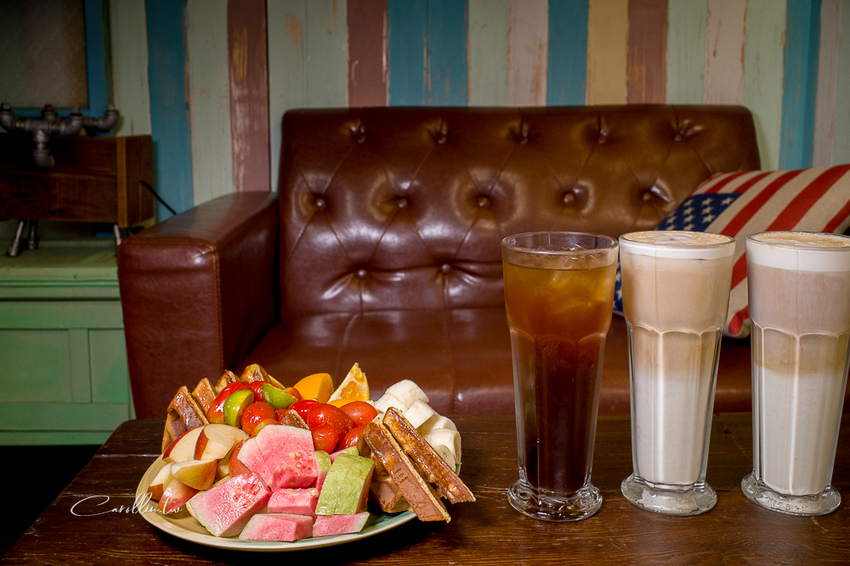 《花田小路》玫瑰田邊的澎湃水果鬆餅咖啡店 - 卡琳。摸魚兒趣