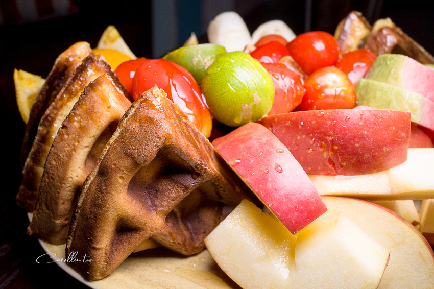 《花田小路》玫瑰田邊的澎湃水果鬆餅咖啡店 - 卡琳。摸魚兒趣
