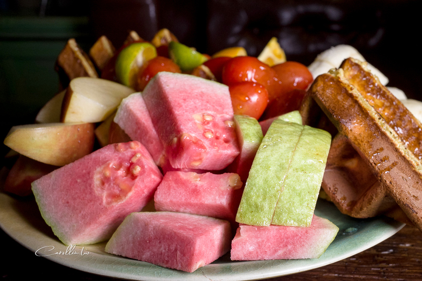 《花田小路》玫瑰田邊的澎湃水果鬆餅咖啡店 - 卡琳。摸魚兒趣