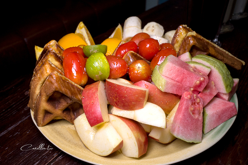 《花田小路》玫瑰田邊的澎湃水果鬆餅咖啡店 - 卡琳。摸魚兒趣