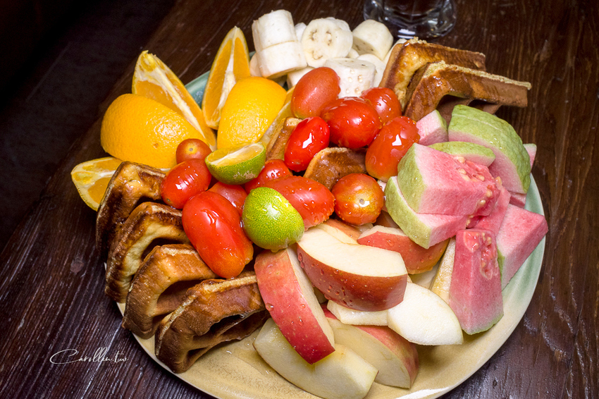 《花田小路》玫瑰田邊的澎湃水果鬆餅咖啡店 - 卡琳。摸魚兒趣