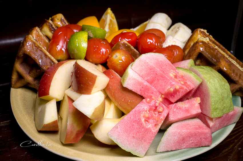 《花田小路》玫瑰田邊的澎湃水果鬆餅咖啡店 - 卡琳。摸魚兒趣