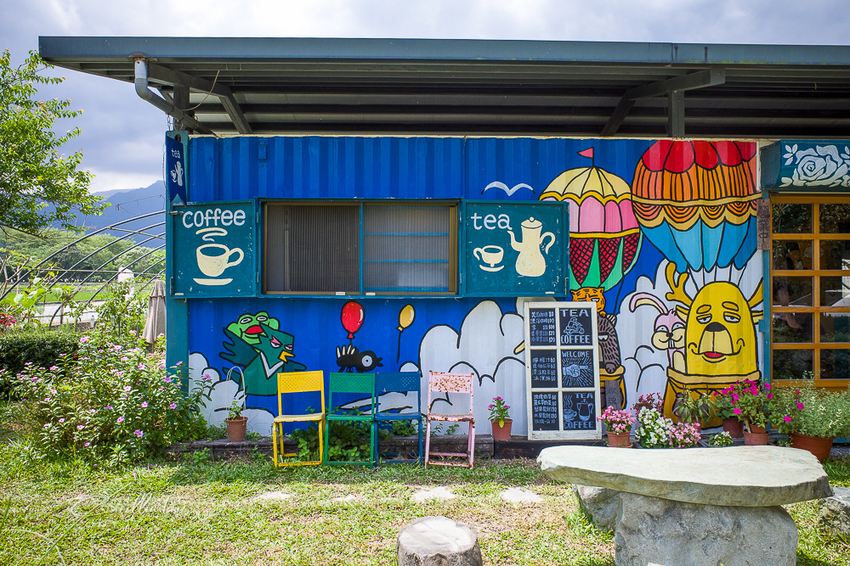 《花田小路》玫瑰田邊的澎湃水果鬆餅咖啡店 - 卡琳。摸魚兒趣