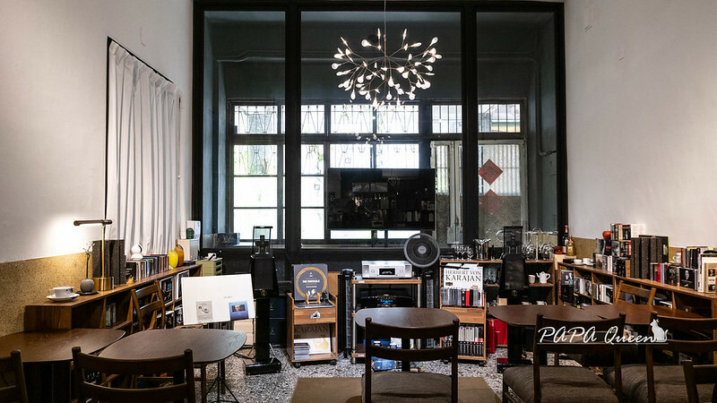 台中市西區奉咖啡 Presentcafe 不走正門的咖啡館，通道是旁邊小巷