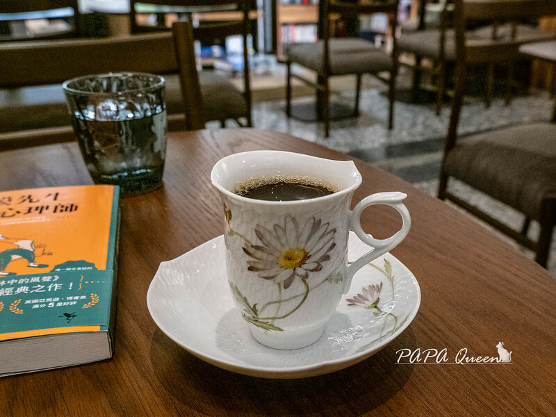 台中市西區奉咖啡 Presentcafe 不走正門的咖啡館，通道是旁邊小巷