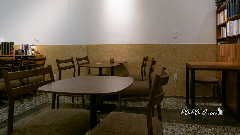 台中市西區奉咖啡 Presentcafe 不走正門的咖啡館，通道是旁邊小巷