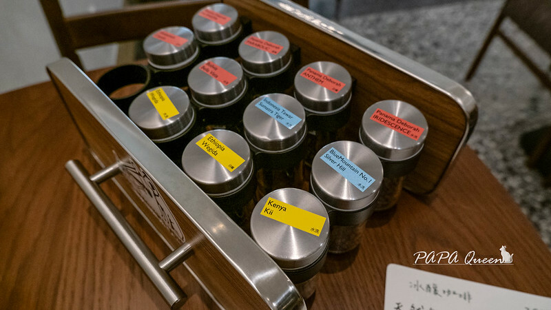 台中市西區奉咖啡 Presentcafe 不走正門的咖啡館，通道是旁邊小巷