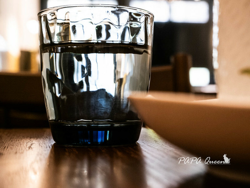 台中市西區奉咖啡 Presentcafe 不走正門的咖啡館，通道是旁邊小巷