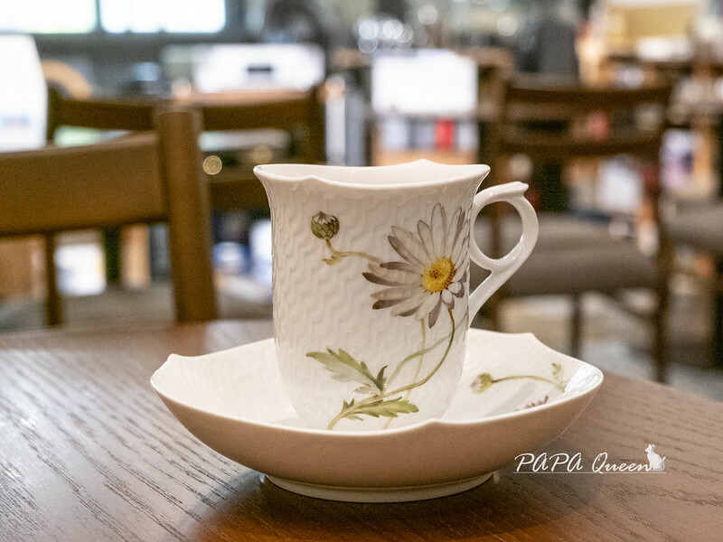 台中市西區奉咖啡 Presentcafe 不走正門的咖啡館，通道是旁邊小巷